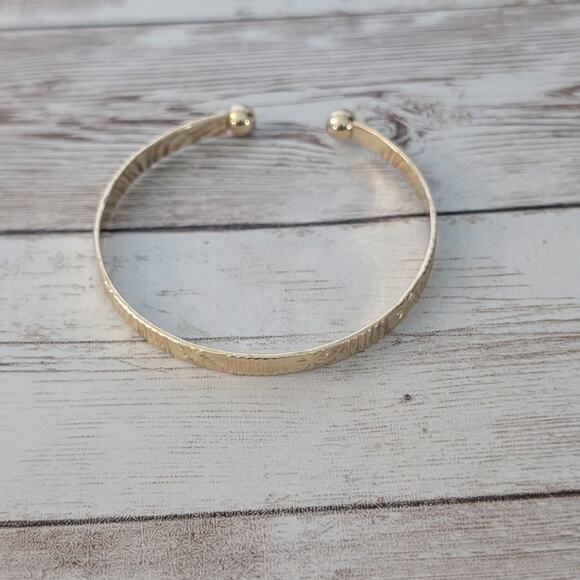 Gold Tone Bracelet with Flower Pattern - Picture 5 of 6